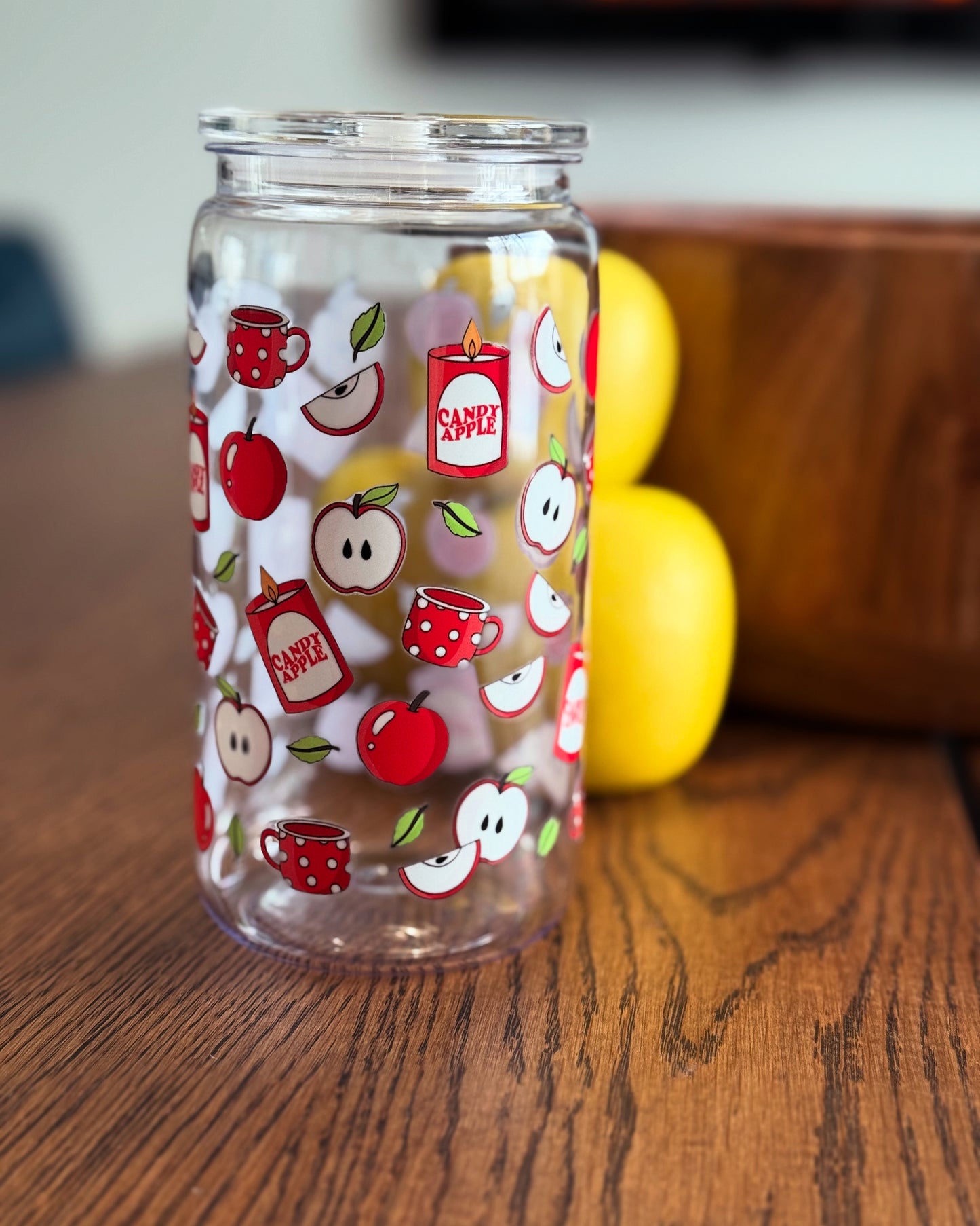 Le verre fan des pommes en plastique