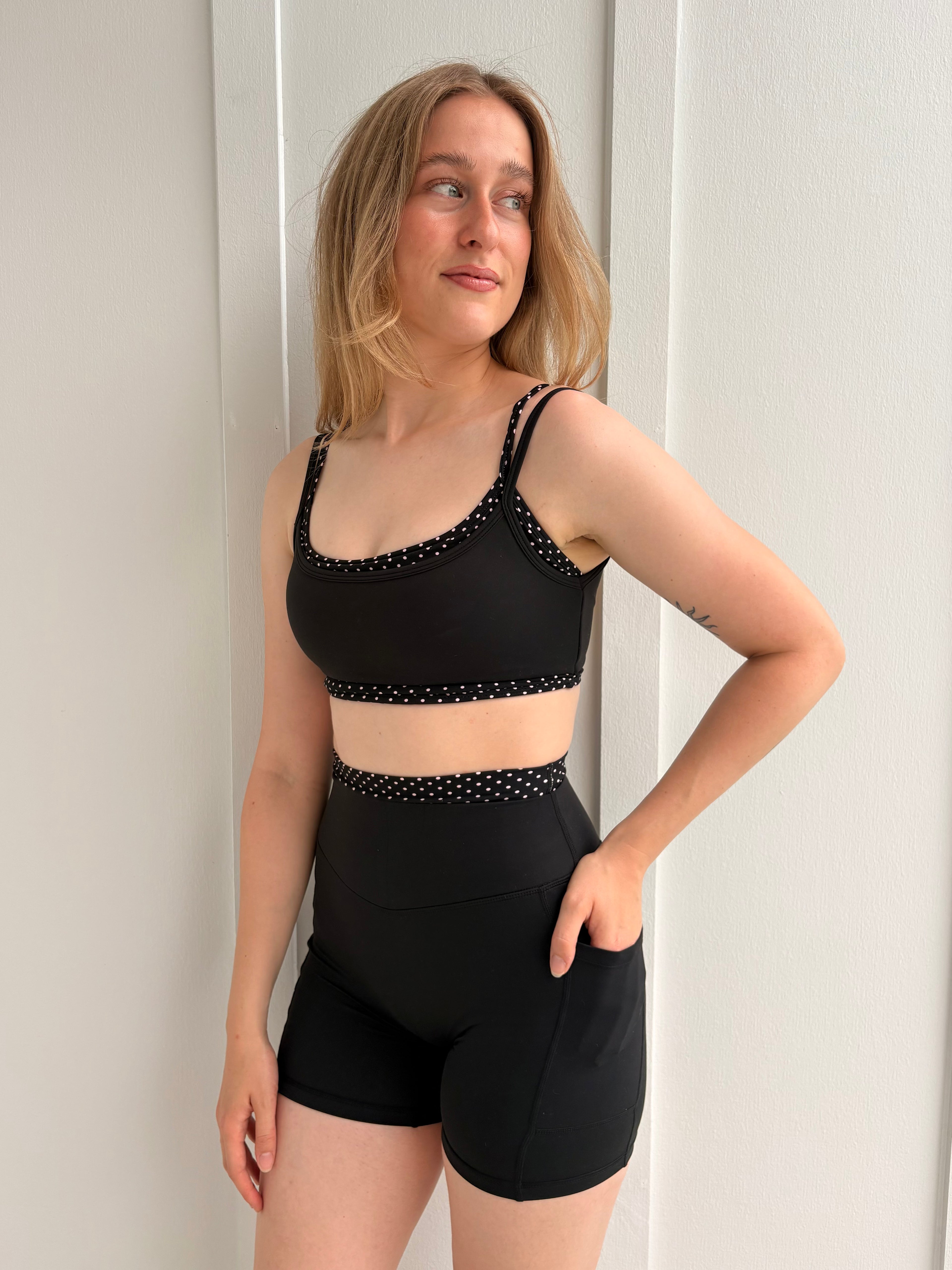 Le Top Signature double Layer «noir à pois roses»