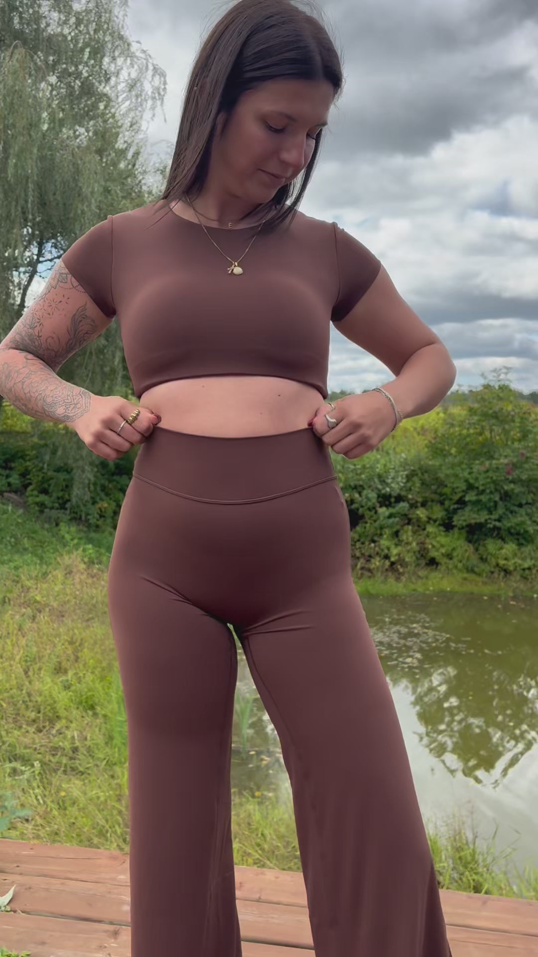 Le pantalon Flare Signature brun Napolitain